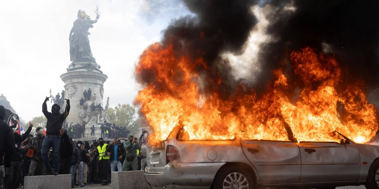 A REPÚBLICA FRANCESA EM CHAMAS