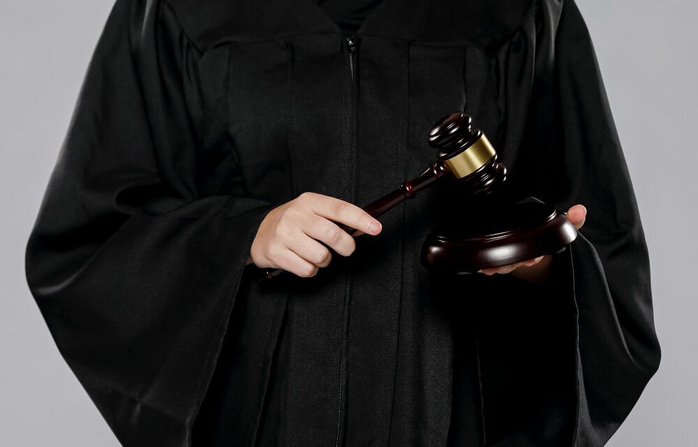 A Toga, o Espelho e a Comédia Humana da Justiça