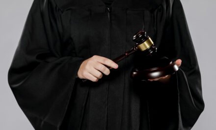 A Toga, o Espelho e a Comédia Humana da Justiça